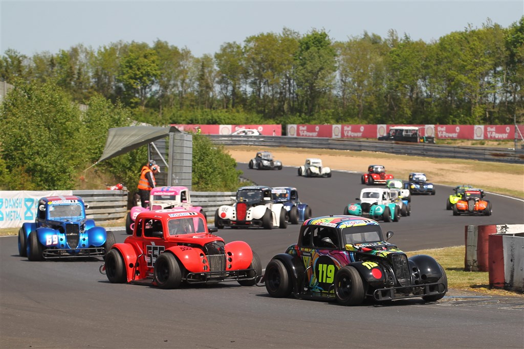 Nils-Bo Riis (119) endte NTG Åbningsløbet med ikke blot at holde alle andre kørere med en 4-cylindret racer bag sig, men også godt halvdelen af det store felt i OK Mobil 1 Legend Car Cuppen.
(Foto: Henning Smed Madsen)